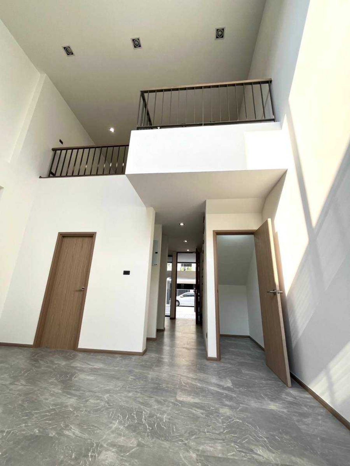 For RentTownhomeLadprao101, Happy Land, The Mall Bang Kapi : Urgent rent, luxury townhome, back corner, good location