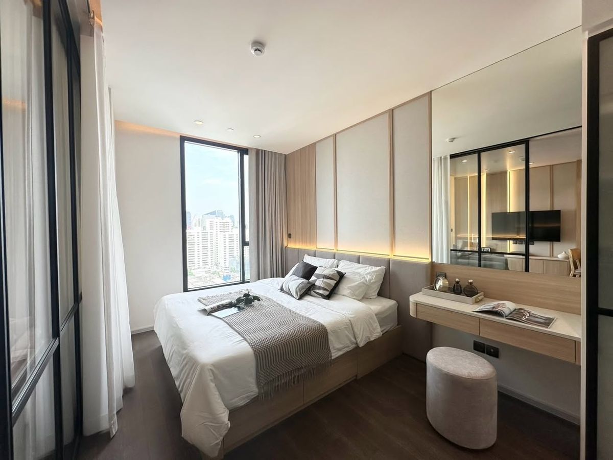 For RentCondoSukhumvit, Asoke, Thonglor : Rent a luxury condo, 1 bedroom, raising animals, attached to BTS and MRT. Contact Agent Aey Tel./line: 093-939-7861.