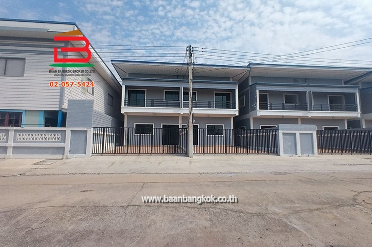 For SaleTownhomePathum Thani,Rangsit, Thammasat : Townhouse, Krisada Place village, along the edge of the area of ​​34 sq.w., Kanchanaphisek Road, Khlong Ha Subdistrict, Khlong Luang District, Pathum Thani Province