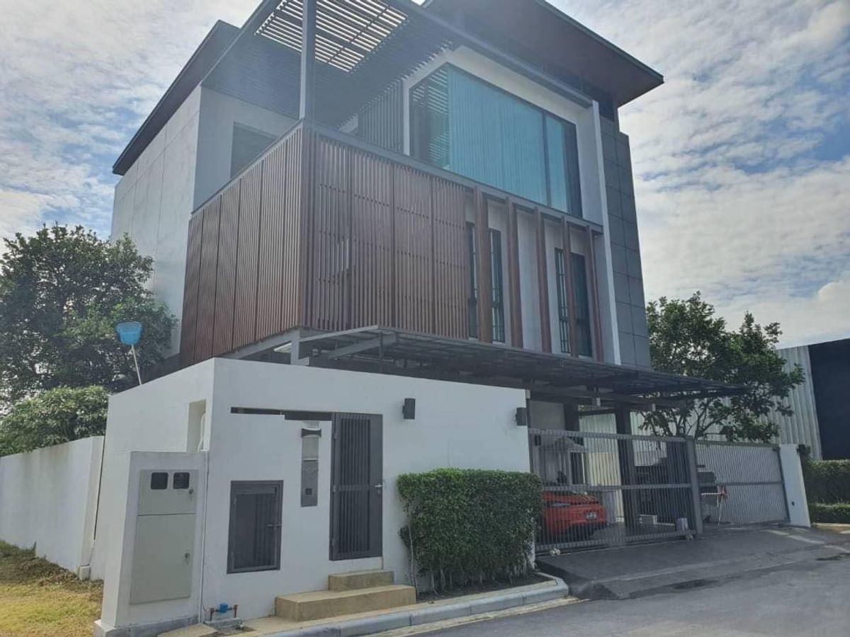 For RentHouseOnnut, Udomsuk : 3-storey detached house, corner room with beautiful decorative furniture for rent in Onnut-Srinakarin area Near Pika Delly Bank, just 400 meters.