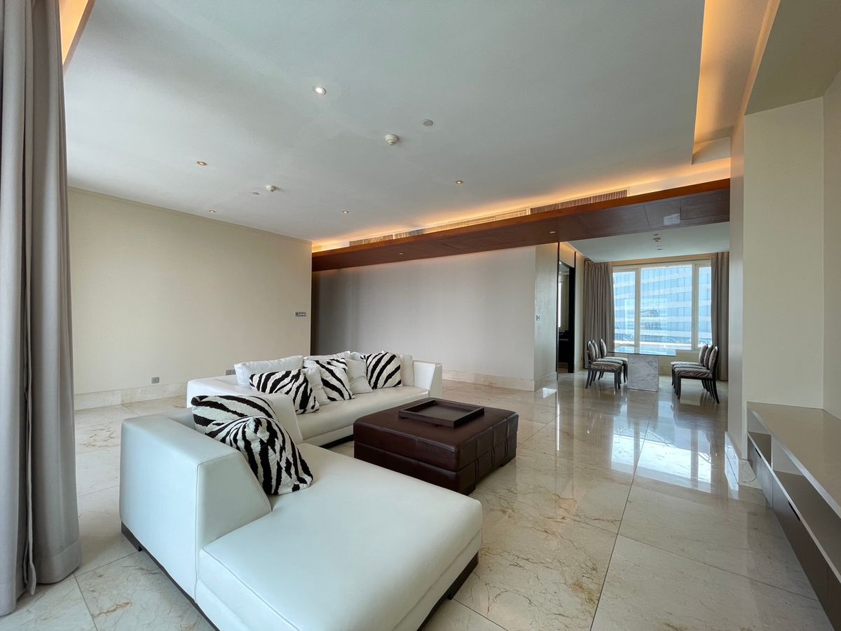 คอนโดสาทร นราธิวาส : 3bedroom 3bathroom 250sqm on high floor for rent and sale