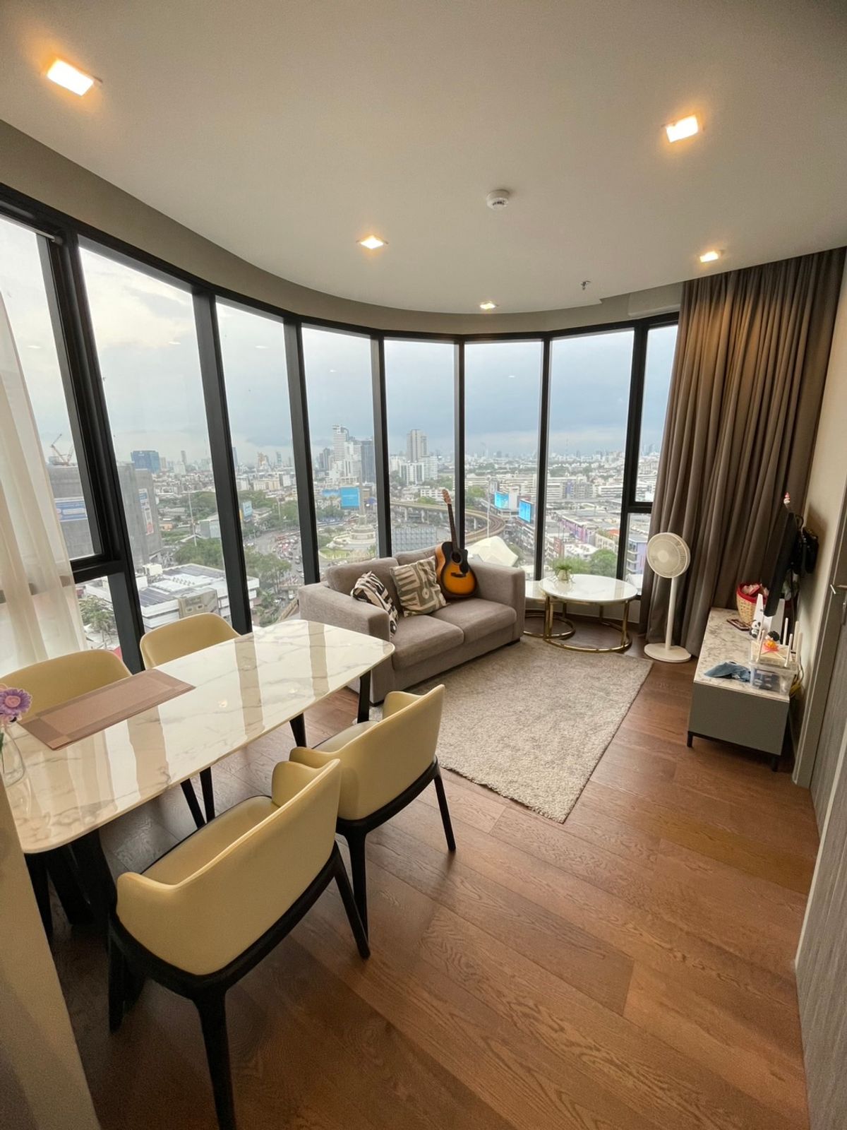 For SaleCondoAri,Anusaowaree : 🔥 Dont miss out! Ideo Q Victory, a luxury condo in the heart of the 2 bedroom monument 60.5 sq.m. Never rented! Only 13.5 million! Contact 0968623850 🔥