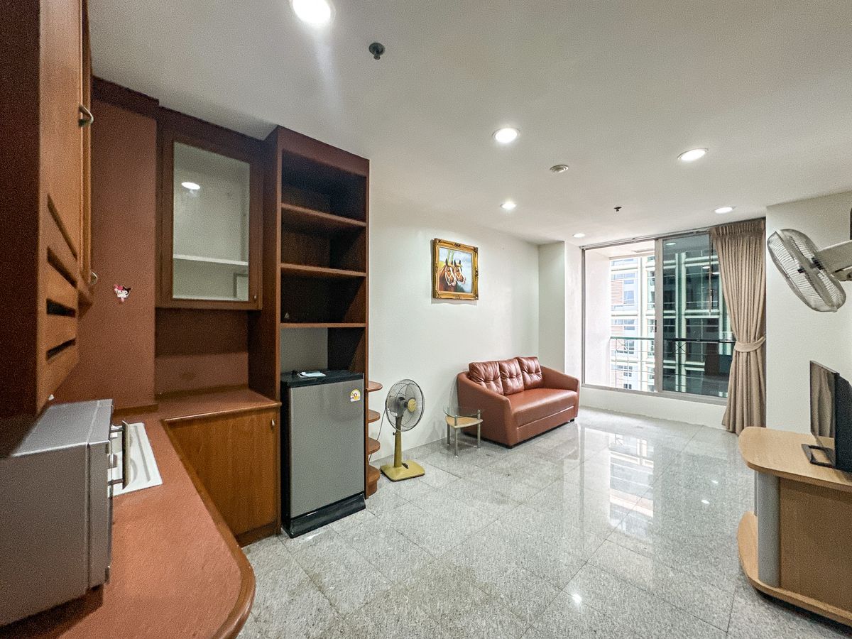 For RentCondoSathorn, Narathiwat : 📍 Rental Condo Sathorn House, ready to be 52.72 square meters, next to the Surasak BTS Skytrain, the cheapest is only 19,000 baht/month 
 
