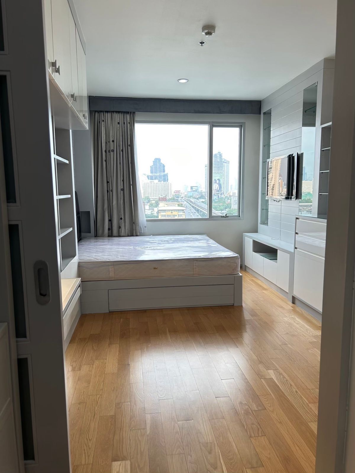 For SaleCondoWongwianyai, Charoennakor : 🏢 Villa Sathorn Condo for sale - Near BTS, Krung Thon Buri, only 80 meters ✨ Beautiful room, 10th floor, 56 sq.m. 💰 Selling price: 5,350,000 baht