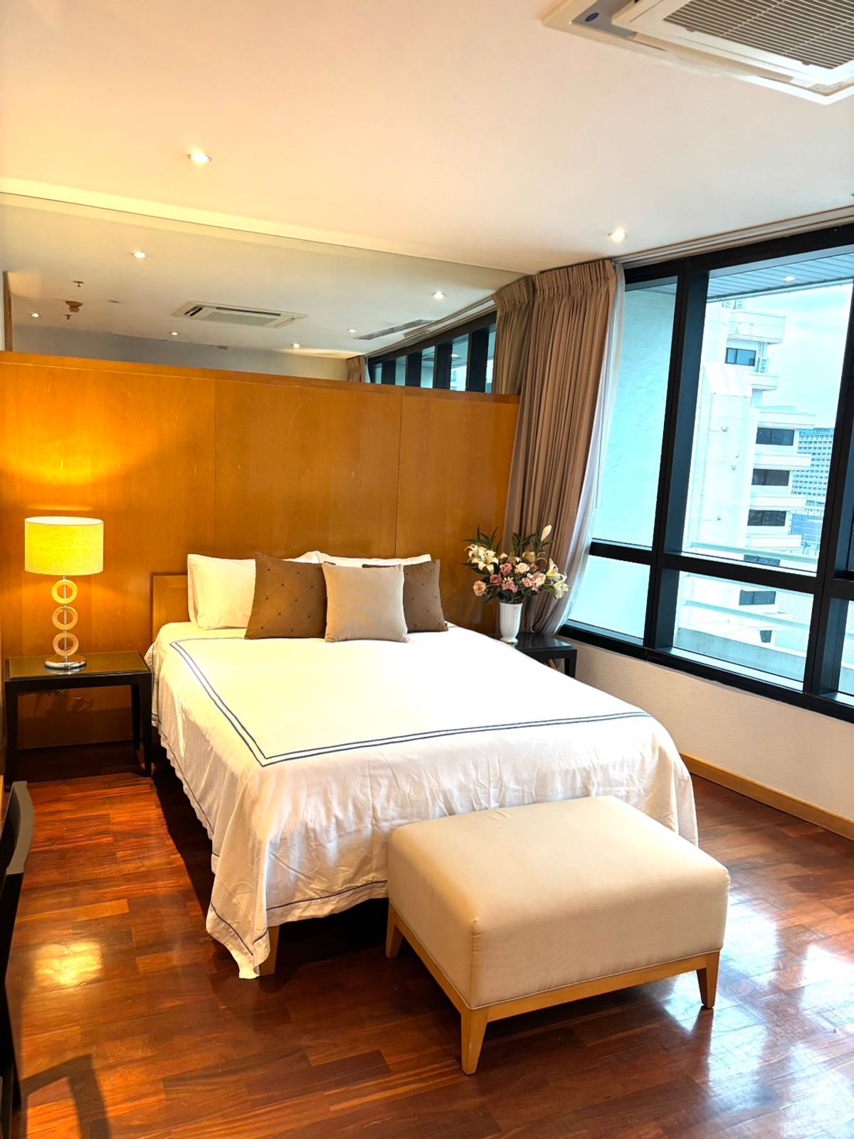 For RentCondoWitthayu, Chidlom, Langsuan, Ploenchit : President Place Condominium Luxury Room for Rent