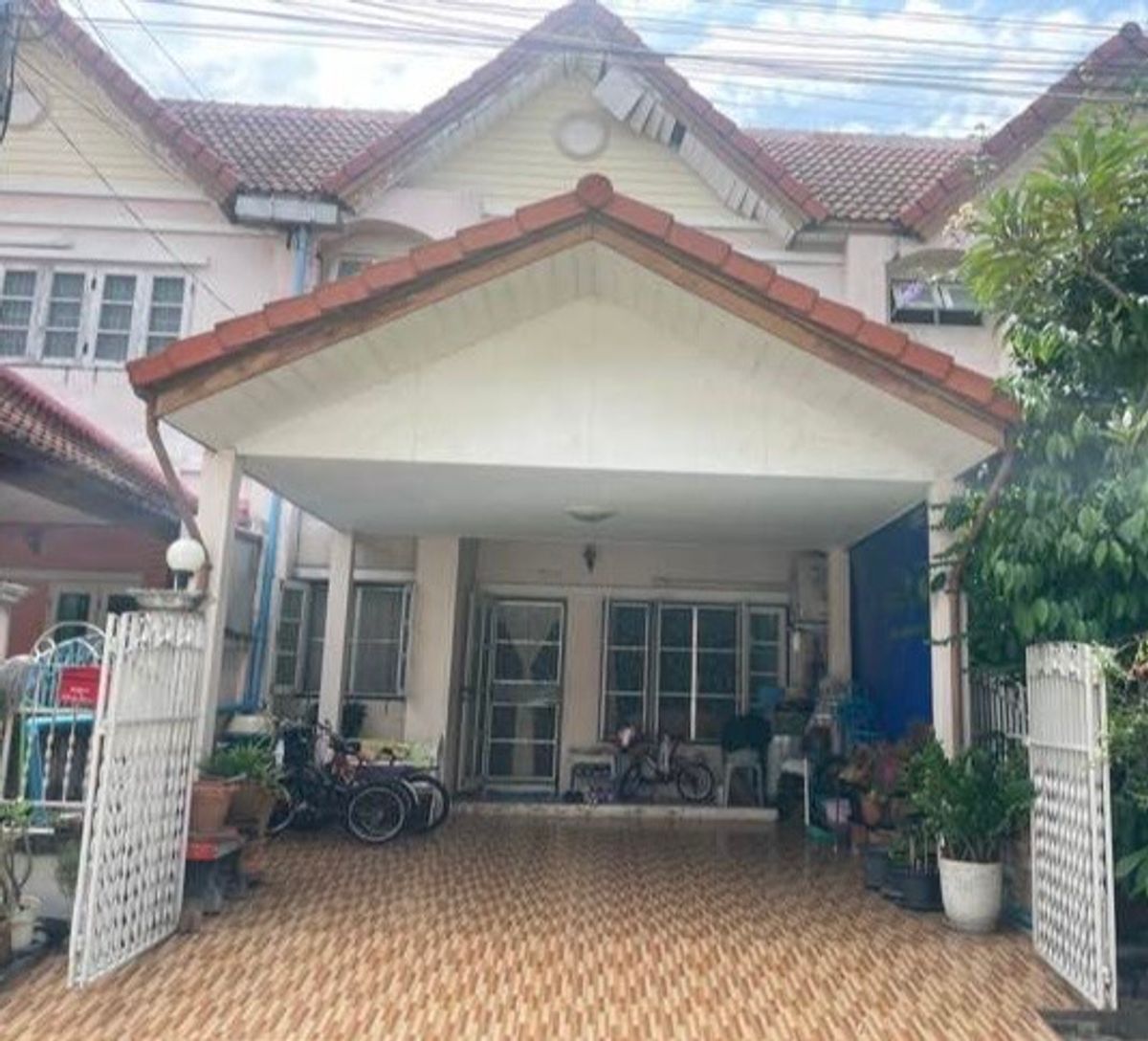 For SaleTownhomePathum Thani,Rangsit, Thammasat : Cheap townhouse for sale Phatra Park Village, Bang Khu Intersection, Pathum Thani Temple