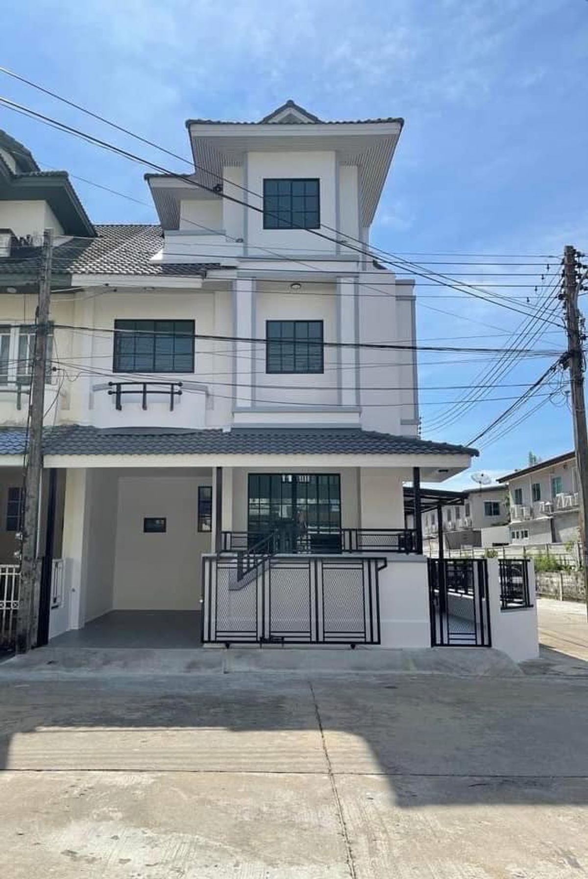 For RentTownhomePathum Thani,Rangsit, Thammasat : townhome, newly renovated, with curtains, pets allowed, 3 bedrooms, 3 bathrooms, next to BG Stadium