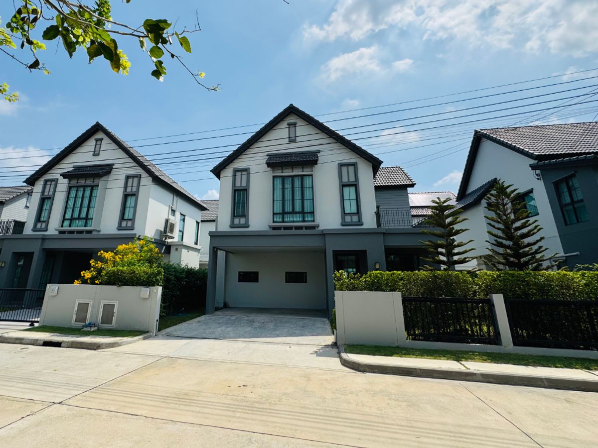 For SaleHouseLadkrabang, Suwannaphum Airport : Detached 2-Story House for Sale - Saransiri Ramkhamhaeng - Modern Farmhouse Style - Front of Project Garden View