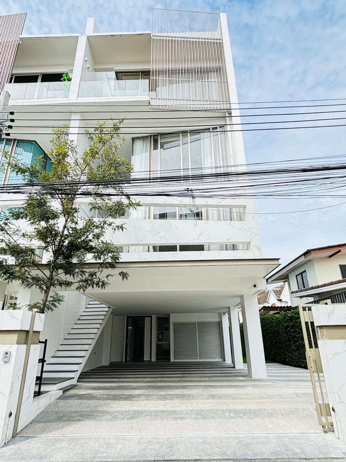 ให้เช่าทาวน์โฮมโชคชัย4 ลาดพร้าว71 : เช่าโฮมออฟฟิศ 4 ชั้น โครงการ LUXE 35 (Luxury Townhome) ซอยลาดพร้าว 35   ทำเล โลเคชั่นดีมากกก  😍