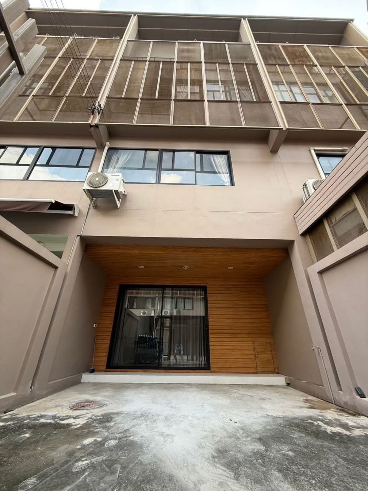 For RentTownhomeRattanathibet, Sanambinna : 3-story townhome for rent, HAUS NICHE project, Soi Samakkhi 29, near Nichada Thani University, ISB International School, 7-11, Central Chaengwattana Near Bua Kwan Temple, suitable for hone office and residence.