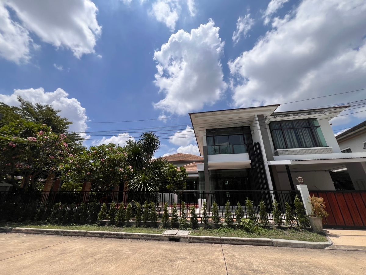 ให้เช่าบ้านท่าพระ ตลาดพลู วุฒากาศ : ให้เช่าบ้านเดี่ยว  หมู่บ้าน Urban Sathon ทั้งโครงการมี 20 หลัง หลังนี้เป็นหลังที่ใหญ่ที่สุดในโครงการ มีความปลอดภัยสูง และมีความส่วนตัวมากๆ