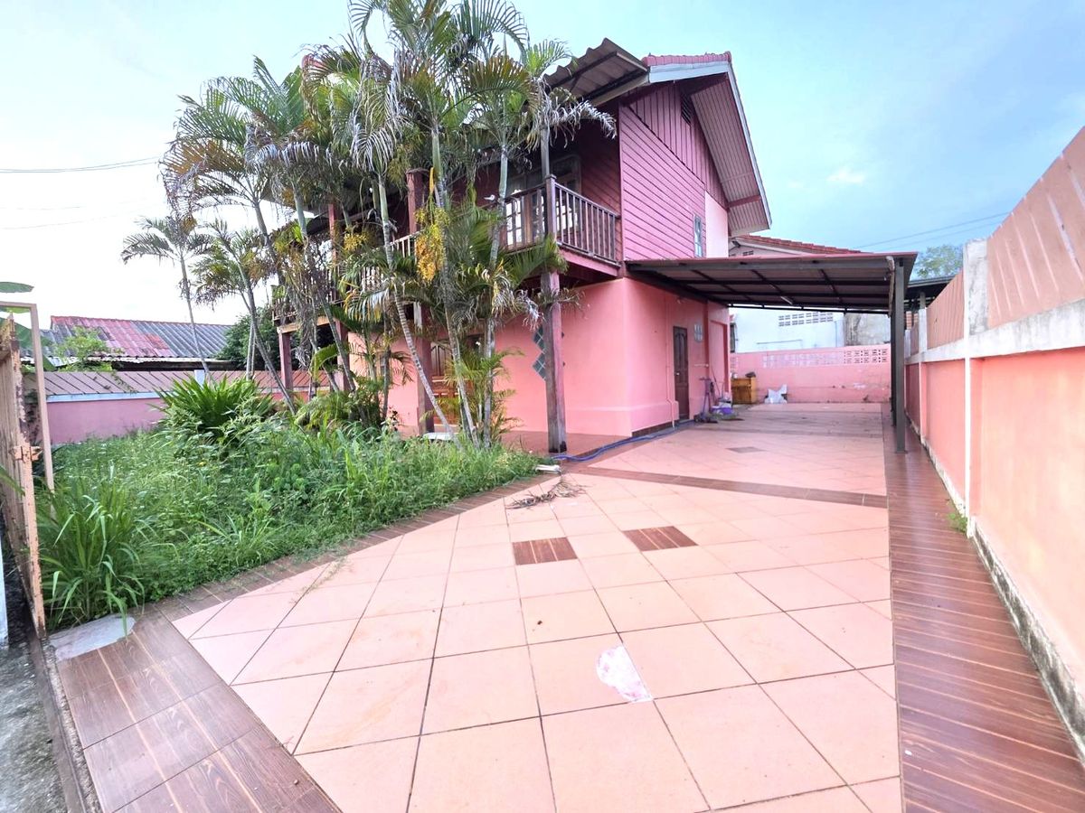For SaleHousePattaya, Bangsaen, Chonburi : Classic Wooden House!! Beautiful hardwood, termite-resistant!! For sale: Detached House in Nong Ketu Noi, Pattaya (near Pa Boon Café), Takiantia Subdistrict, Bang Lamung District, Chonburi Province.