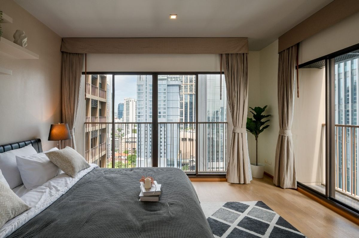 For SaleCondoSukhumvit, Asoke, Thonglor : New renovated room, large large corner room, near BTS Phrom Phong, only 300 meters to BTS Phrom Phong