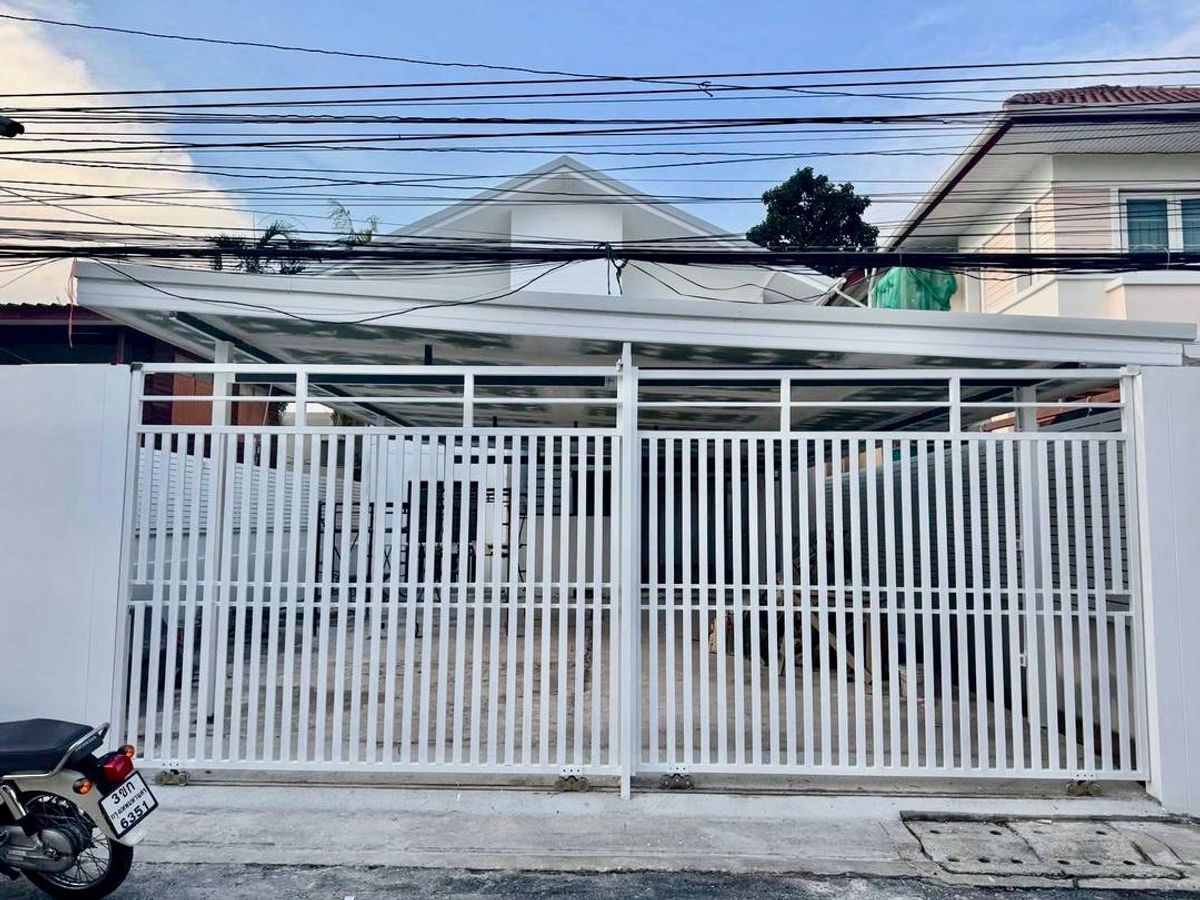 For SaleHouseChokchai 4, Ladprao 71, Ladprao 48, : 2 storey detached house for sale 63 Sq. Soi Ladprao 64 Intersection 8 at the entrance of Soi Lat Phrao 1.2 km.