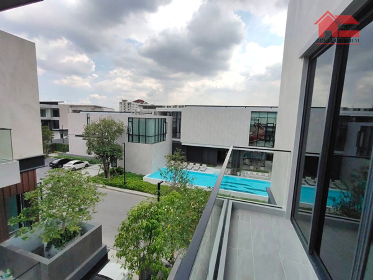 ให้เช่าบ้านเลียบทางด่วนรามอินทรา : ให้เช่าบ้านเดี่ยว 3 ชั้นระดับ Luxury Pool Villa เนื้อที่ 80ตร.ว พื้นที่ใช้สอย 500ตร.ม  ถนนเลียบทางด่วนเอกมัย-รามอินทรา ราคาเช่า 300,000 บ/ด
