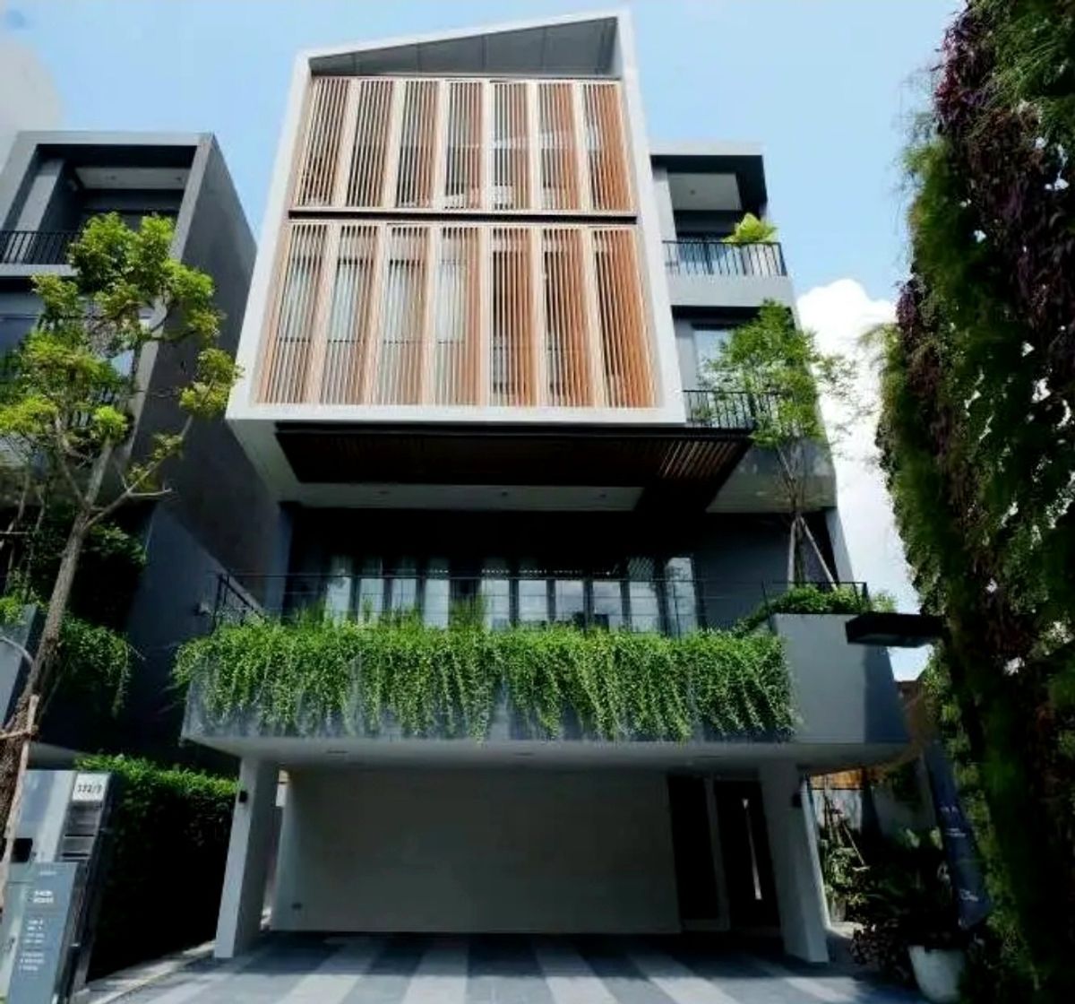 ให้เช่าบ้านอ่อนนุช อุดมสุข : Super-luxury✨️ Detached house in heart of Ekkamai, Pet-friendly🐱🐶, has elevator and large rooftop garden☘️