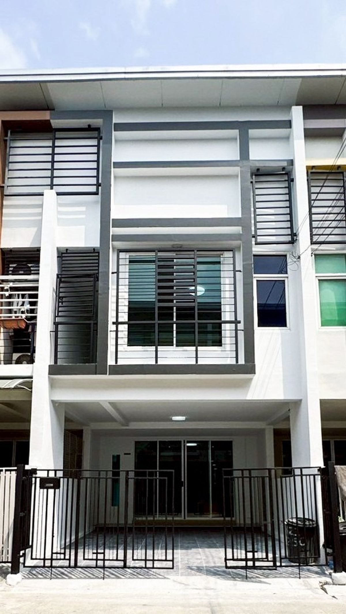 ขายทาวน์โฮมมีนบุรี-ร่มเกล้า : ขายทาวน์โฮม2 ชั้น มบ. อาร์เคพาร์ค
 RK Park(Ramindra-Minburi)
 ถนนหทัยราษฎร์ #ใกล้ตลาดมีนบุรี 
.
👉แถมเฟอร์นิเจอร์ตามภาพ
📍ห่างรถไฟฟ้า4กิโล #ใกล้BCสุวินทวงศ์ ✅รีโนเวทสวย ✅เพียง 2.65ล้าน ฟรีโอน

-รายละเอียดทรัพย์- รหัส KW1049
พื้นที่ 19.4 ตารางวา
📌2ชั้น  4