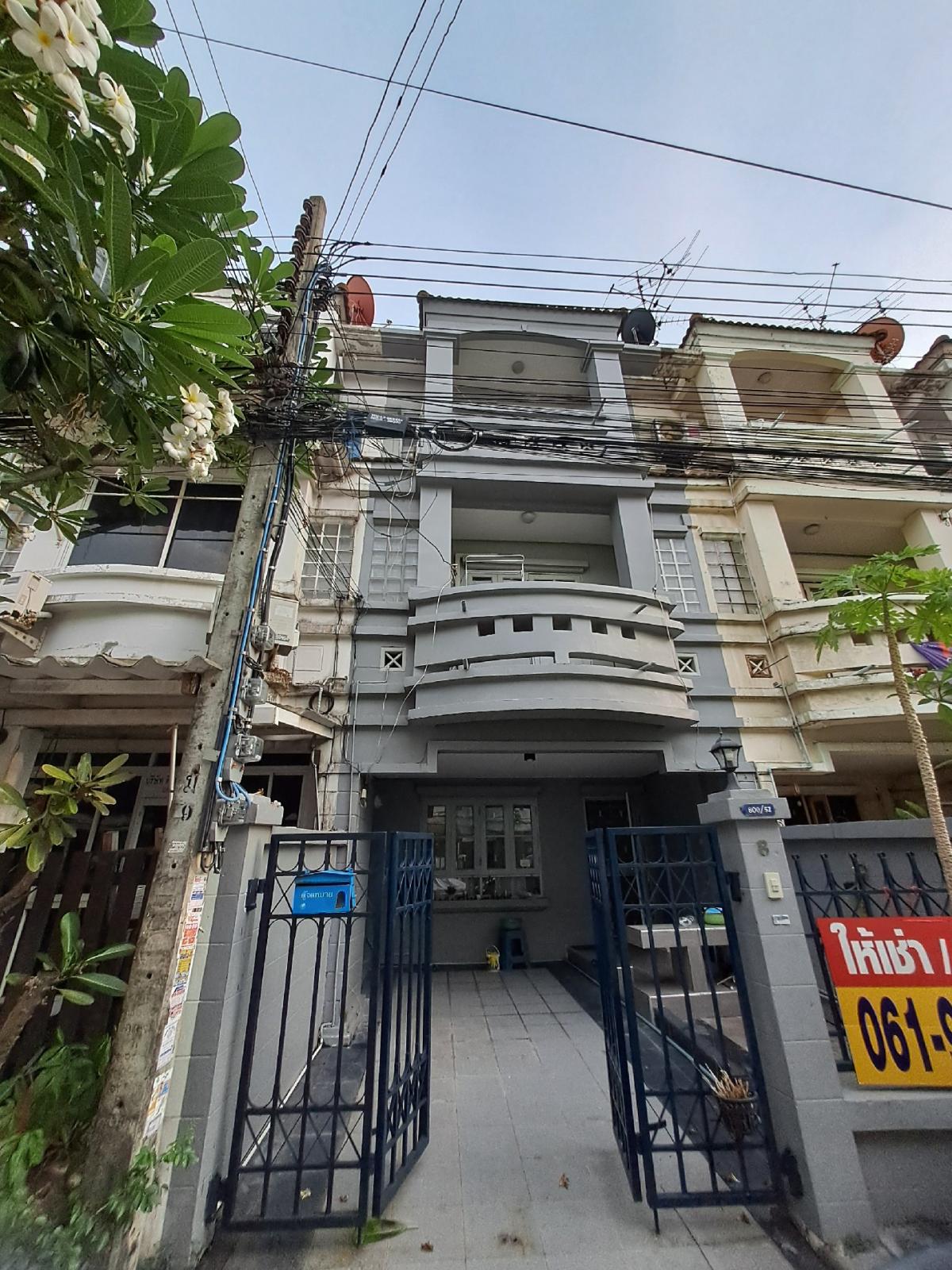 For RentTownhomeNawamin, Ramindra : Townhome 3 floors, Thanasin 9 Village, 3 bedrooms, 3 water, near the main road, Nawamin Road, Soi Nawamiyot 86, next to Lotus Sukhaphiban mall, 1 village, opposite the Thai Watsadu Mall, Nawamin Road, near Phayathai Nawamin Hospital, Soi Yai, no.