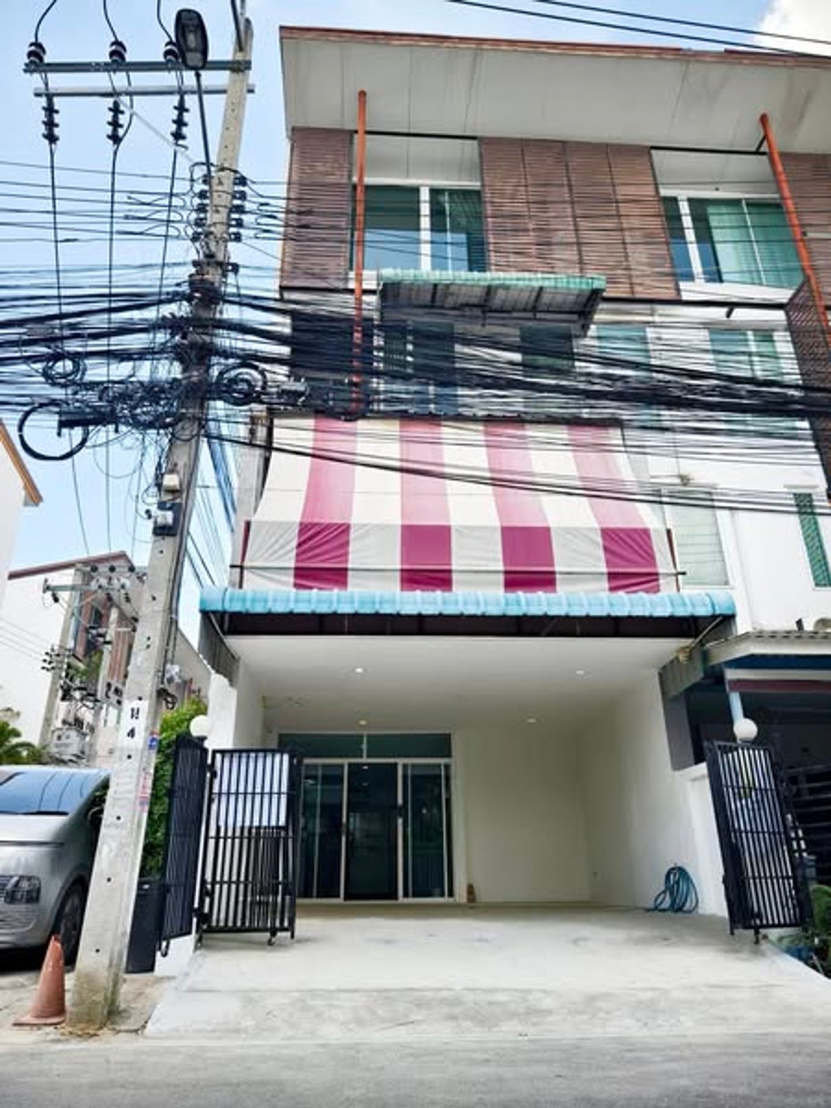 ให้เช่าแจ้งวัฒนะ เมืองทอง : ให้เช่าทาวน์เฮ้าส์ 3 ชั้นครึ่ง พิกัดหลังเซ็นทรัลแจ้งวัฒนะ BTS สายสีชมพู