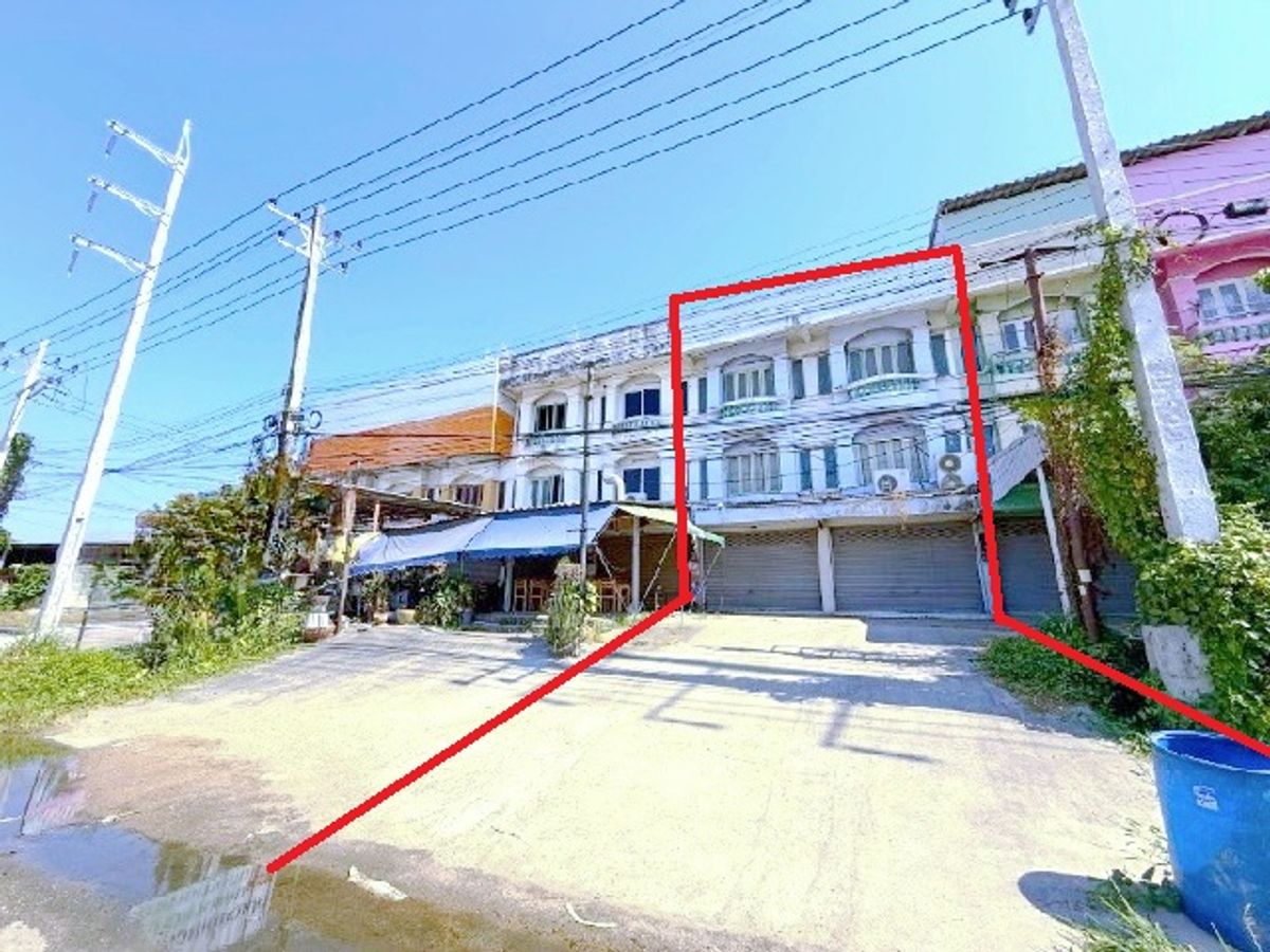 For RentShop HousePattaya, Bangsaen, Chonburi : Next to the main road, Pattaya, 3.5 km. Land behind almost 345 sq.w. 6 bed. Rent a 3 -story commercial building, 2 booths.