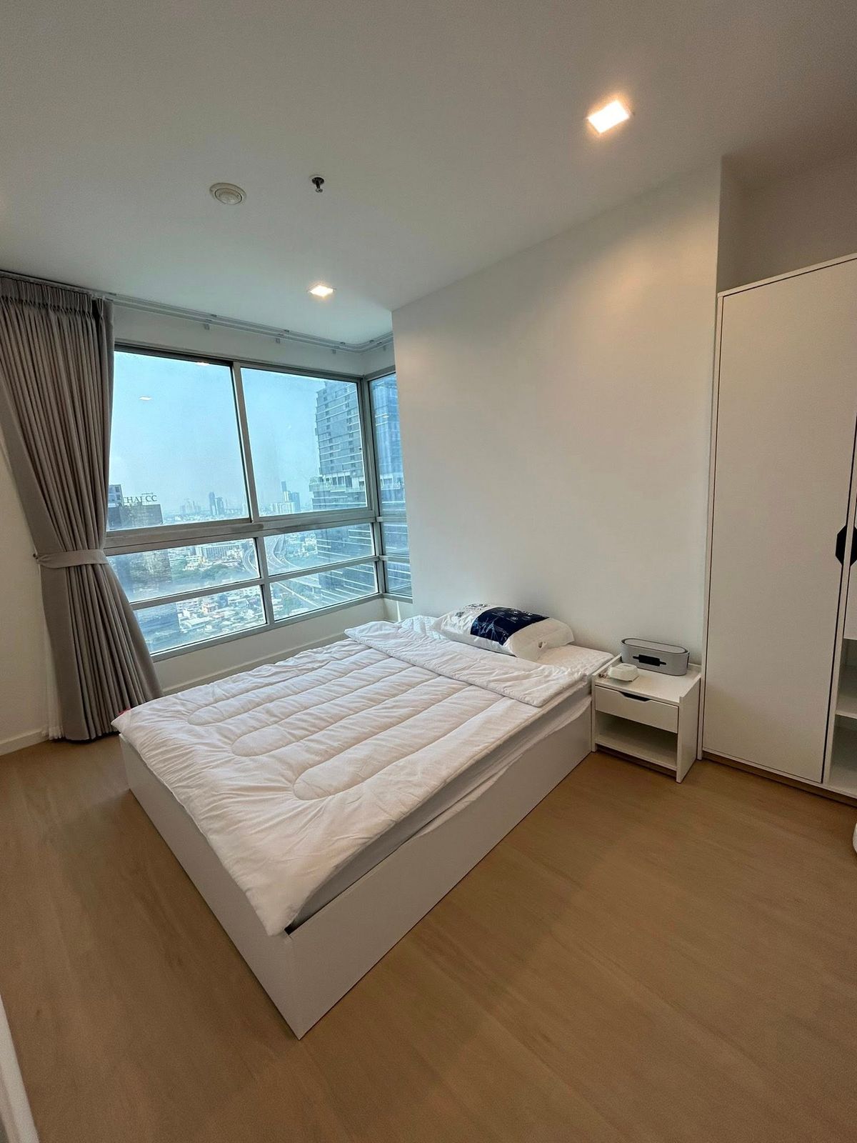 ให้เช่าคอนโดสาทร นราธิวาส : FOR RENT>> Sathorn House 📌ติด BTS สุรศักดิ์ 0 เมตร บันไดรถไฟฟ้าถึงหน้าโครงการ 2 ห้องนอน ชั้น 36 ชั้นสูงเห็นวิวเมืองด้านสาทรห้องหันทางทิศใต้ไม่ร้อนเย็นสบาย #LV-MO 1738