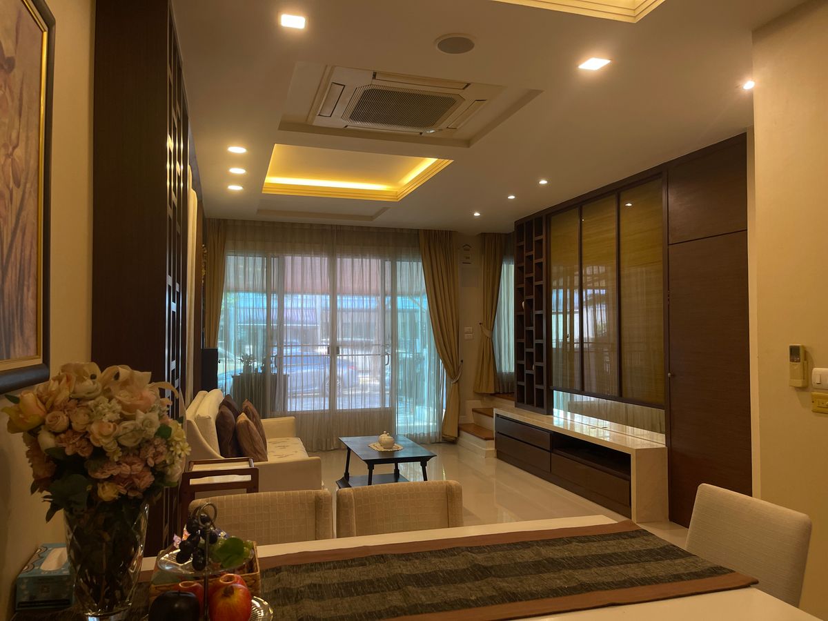 For SaleTownhomeLadkrabang, Suwannaphum Airport : Sell ​​3 sleeping houses, 3 water, good location, near the club house with 4.75 million !!!