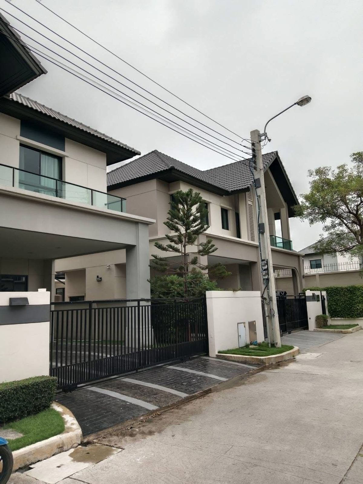 ให้เช่าบ้านบางนา แบริ่ง ลาซาล : ♦ Prime Location ♦ บ้านเดี่ยว 2 ชั้น | 52.00 ตร.ว., 200.00 ตร.ม. | 3 ห้องนอน, 3 ห้องน้ำ | ใกล้ MRT ศรีเทพา 5 นาที, แจส เออเบิร์น ศรีนครินทร์ 7 นาที, Mega บางนา 12 นาที