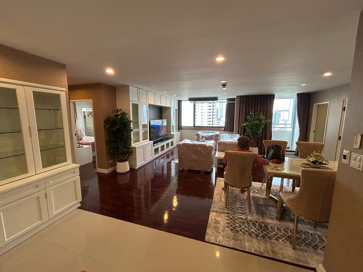 ให้เช่าคอนโดสุขุมวิท อโศก ทองหล่อ : Sukhumvit Casa คอนโด 3 ห้องนอน 4 ห้องน้ำ (รวมห้องนอนเมด) 1 ห้องครัว มีพื้นที่ซักล้าง เฟอร์นิเจอร์ของใหม่ทั้งหมด คอนโดอยู่ไม่ไกลจากปากซอยสุขุมวิท 10 สามารถเดินออกมาได้ อยู่ใกล้ BTS อโศก