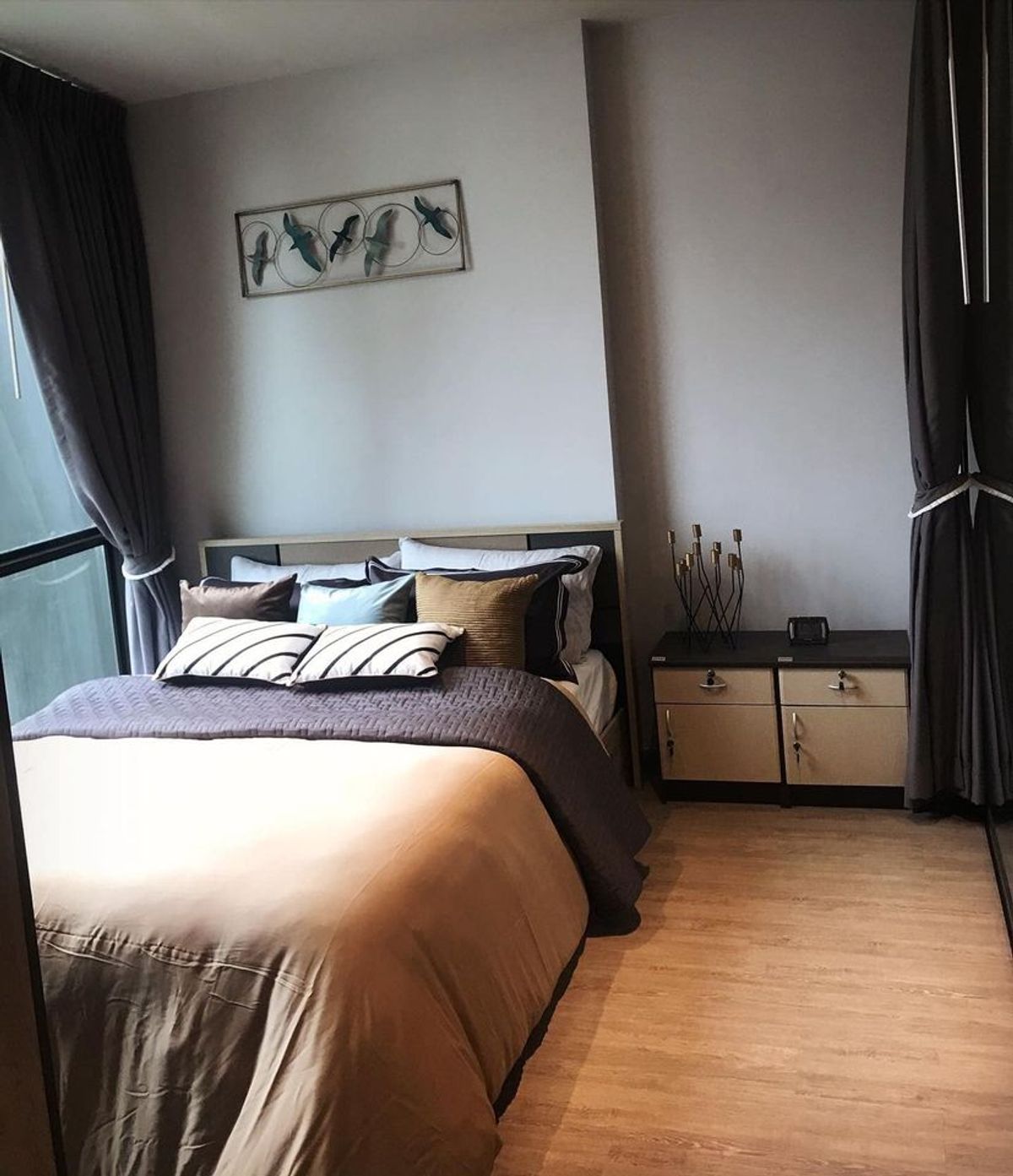 For RentCondoSukhumvit, Asoke, Thonglor : Modern on low floor 1 bed 1 bath 35 sqm condo at Rhythm Ekkamai for rent 28,000 THB per month, Sukhumvit soi 63, Ekkamai BTS