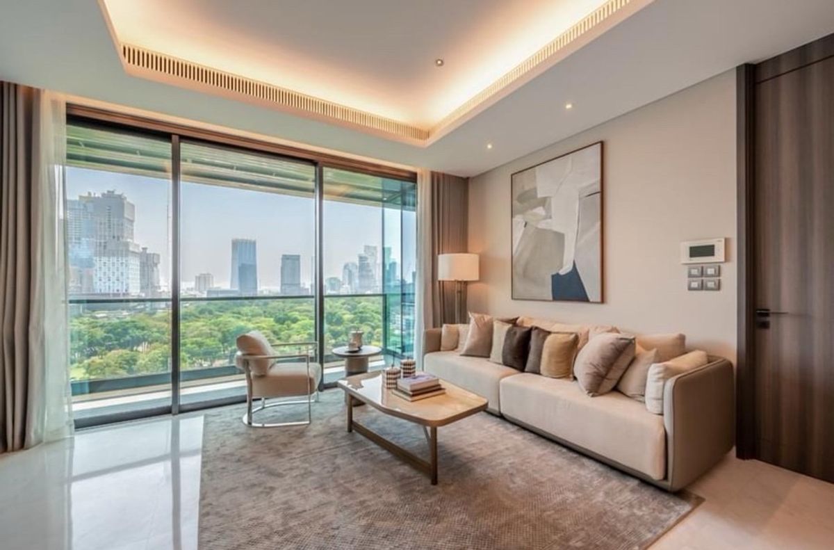 For SaleCondoWitthayu, Chidlom, Langsuan, Ploenchit : 📢👇One big size bedroom , clear greenery Lumpini park view , nice decoration and layout, fully furnished, easily traveling in many routes, near Velaa community mall, Central Chidlom department store ready to move in