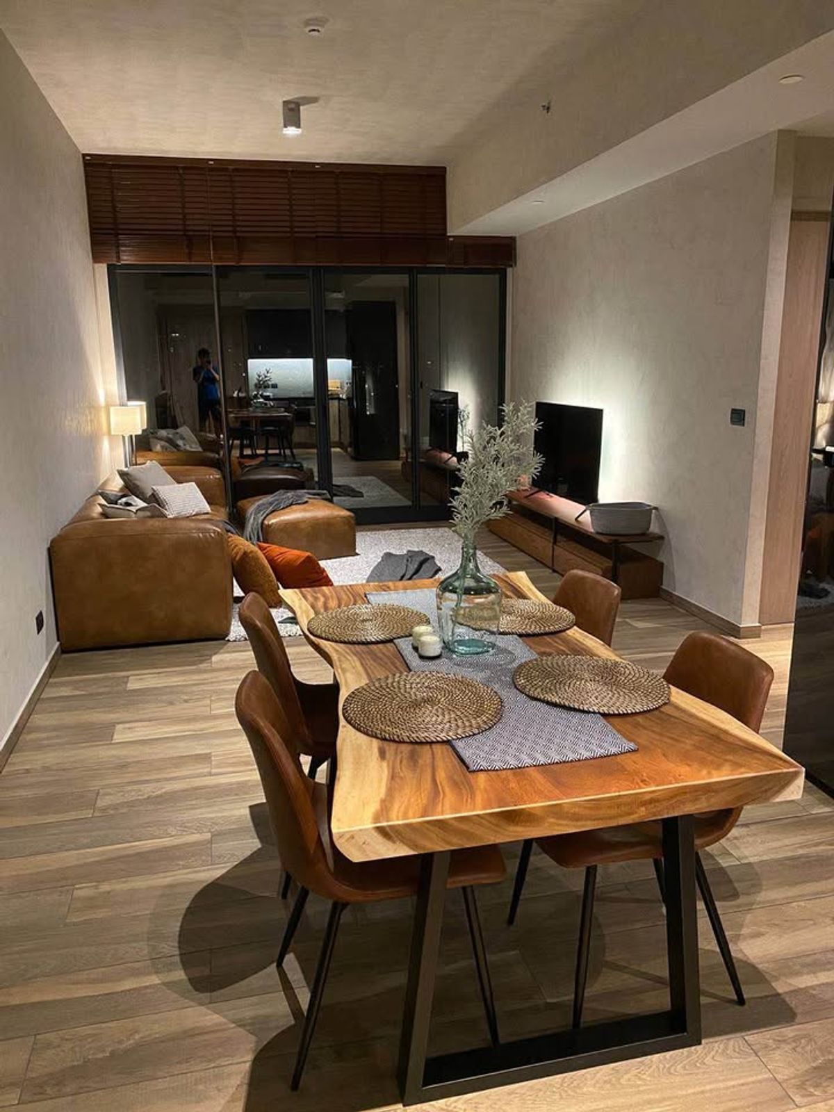 For RentCondoSukhumvit, Asoke, Thonglor : Rent The Lofts Asoke 200 meters from MRT Phetchaburi.