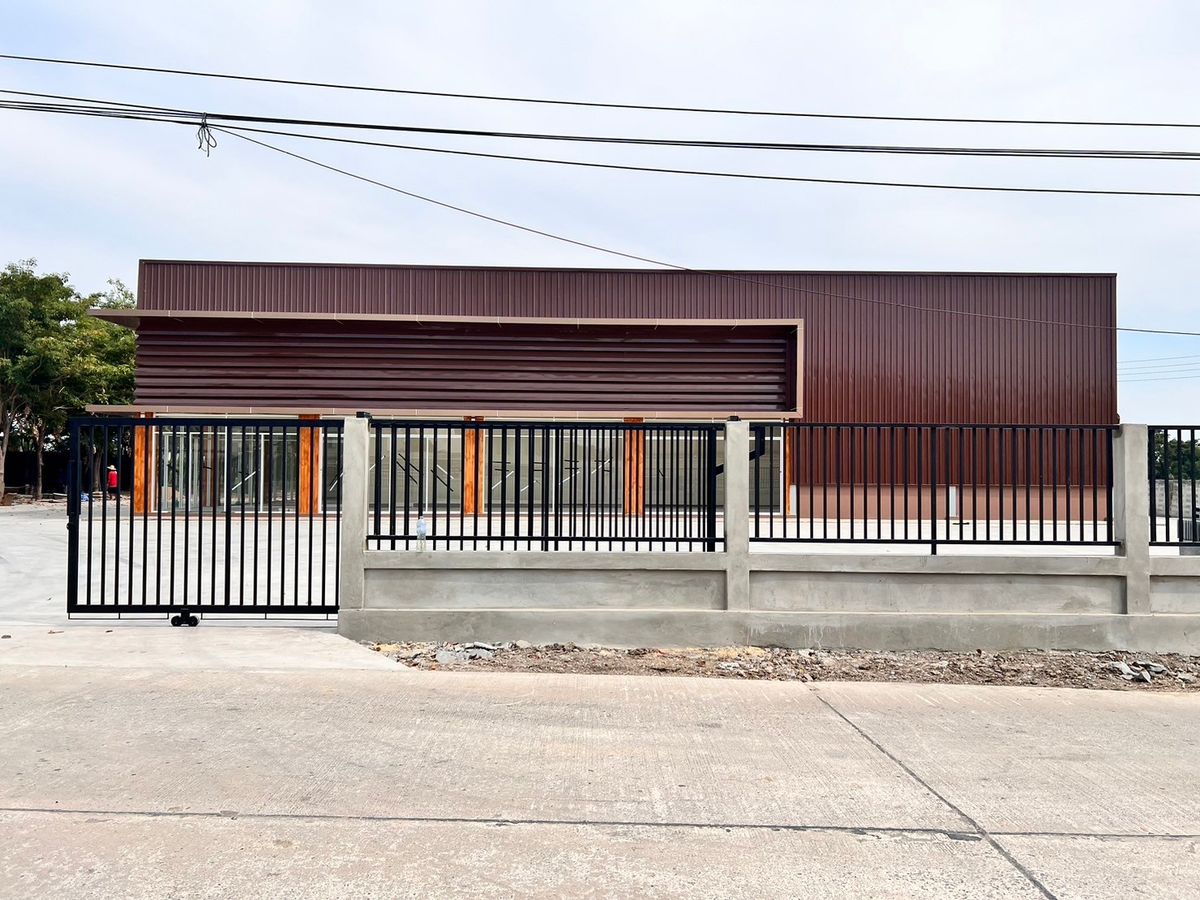 For RentWarehousePhutthamonthon, Salaya : Rent a new warehouse, canal, Khlong Yong, Phutthamonthon District, Nakhon Pathom, a total area of ​​1,600 sqm. Rent 55,000 baht. Good location, convenient to travel.