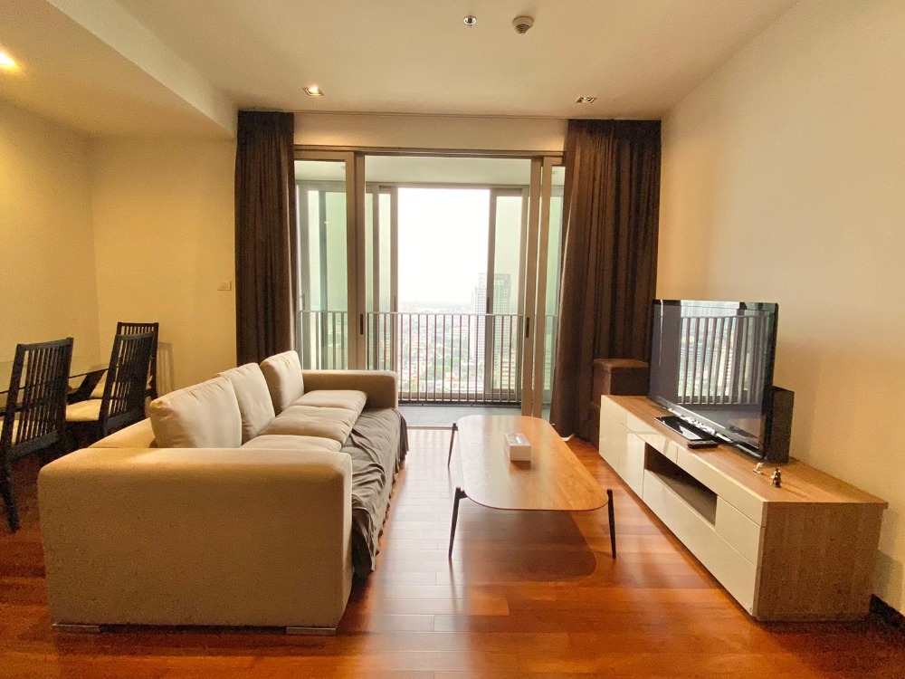 For RentCondoSukhumvit, Asoke, Thonglor : ++Urgent rent++ Ashton Morph 38** 2 bedrooms, 72 sq m, 24th floor, fully furnished, pets allowed.