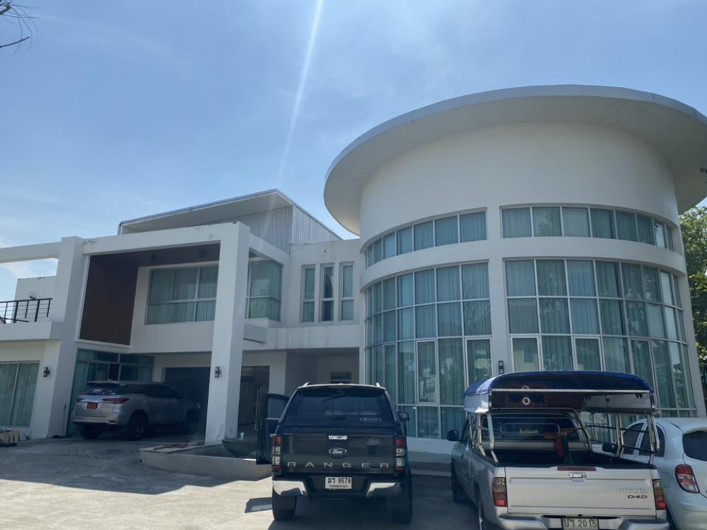 For SaleOfficeLadkrabang, Suwannaphum Airport : 2 storey office, suitable for office, residence or warehouse, total area 776 sq m, area almost 2 rai The space is about 400 sq m, more than 10 parking spaces. cars-near Lat Krabang Industrial Estate-easy access to motorway expressway-near Suwinthawong lin