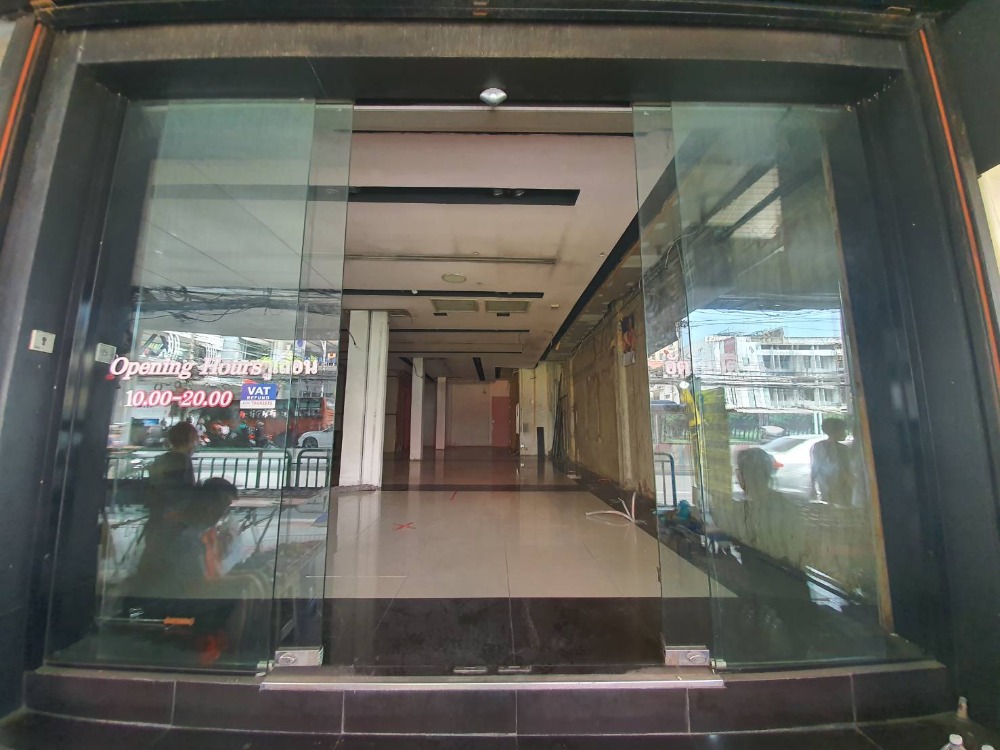 For RentShop HouseRamkhamhaeng, Hua Mak : For rent, commercial building, 2 rooms, next to Ramkhamhaeng front, opposite BigC Huamark Town, next to Soi Ramkhamhaeng 24