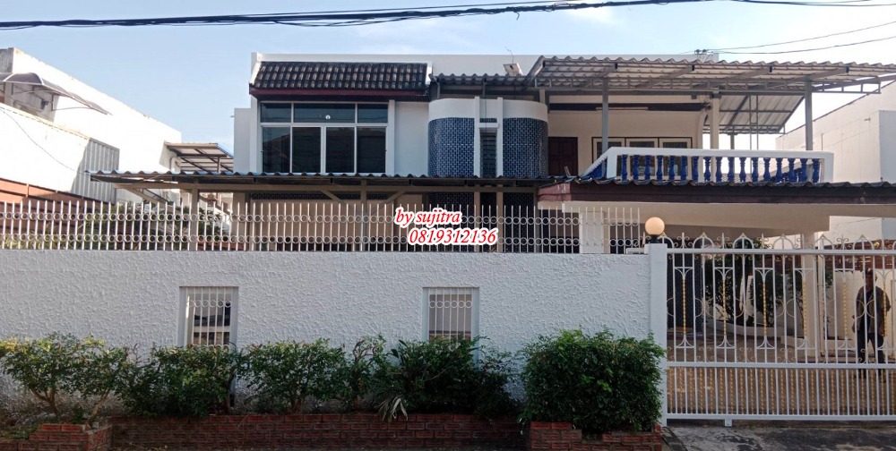 For RentHousePattanakan, Srinakarin : For rent: 2-storey detached house, 100 sq m, newly renovated, located in Muang Thong Village, Phatthanakan Road 69