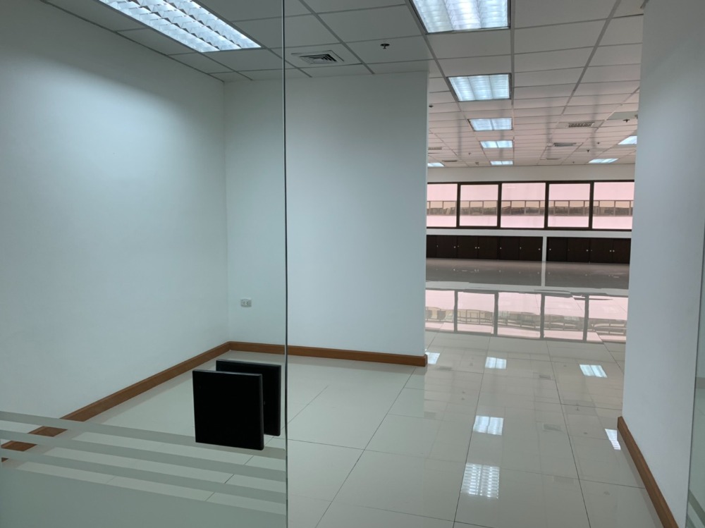 For RentOfficeSathorn, Narathiwat : Office for rent, next to BTS Chong Nonsi station. Convenient transportation, connected to the train