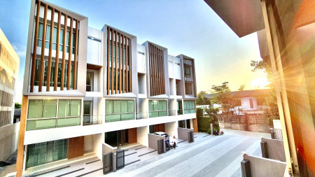 For SaleTownhomeOnnut, Udomsuk : For Sales Premium Townhome / Home Office Qualitia Sukhumvit 62 only for 22.xx Million Baht only 200 meters from BTS Bang Chak