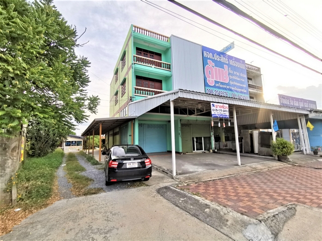 For RentShophousePhutthamonthon, Salaya : Commercial building for rent at the corner, size 55 sq.wa., width 8.5 meters, with land on Petchkasem Road. near Khlong Mai Intersection