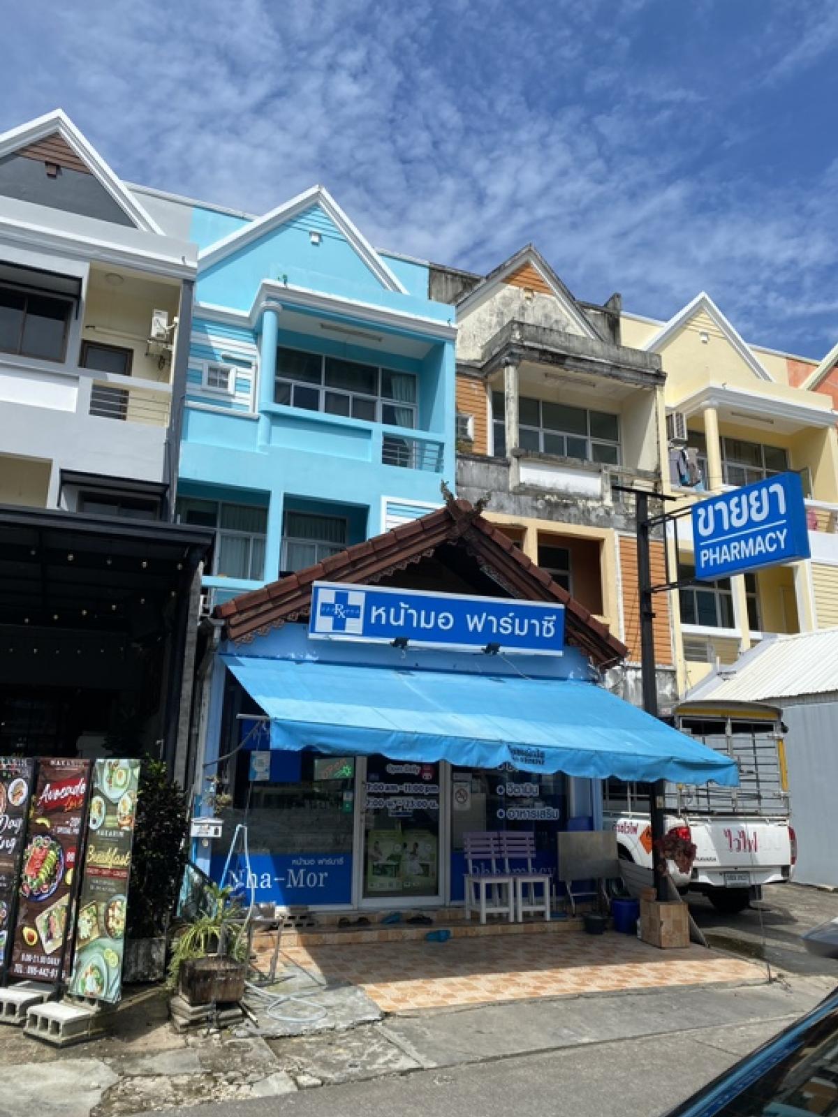 For SaleShop HousePhuket : Urgent sale with tenant (drugstore)! To 03/25 Commercial building, prime location, next to Wichit Songkhram Road, Phuket, near the entrance to Mo Kathu, suitable for an office, trading, clinic, restaurant (owner selling himself)