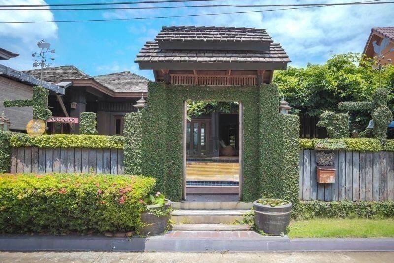 For SaleHousePhutthamonthon, Salaya : House for sale, Krisada Nakorn 18 project, near Aksa Road, 3 houses, newly planted, corner plot, there is a garden in the house.