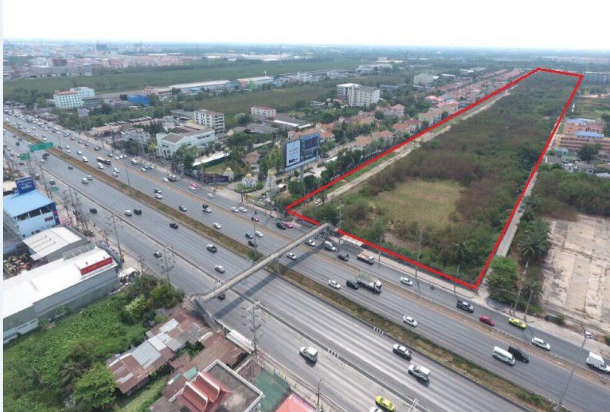 For SaleLandPathum Thani,Rangsit, Thammasat : Land for sale in Khlong Luang, Pathum Thani, on Phaholyothin Road, outbound 78-0-10 Rai, near Thammasat University, Rangsit. The width of the road is about 99 meters.