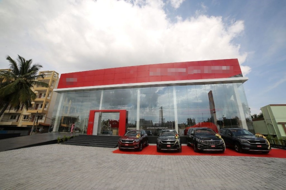 For SaleShowroomKaset Nawamin,Ladplakao : Brand new car showroom for sale, next to Prasert Manukit Road. (Agriculture - Nawamin)