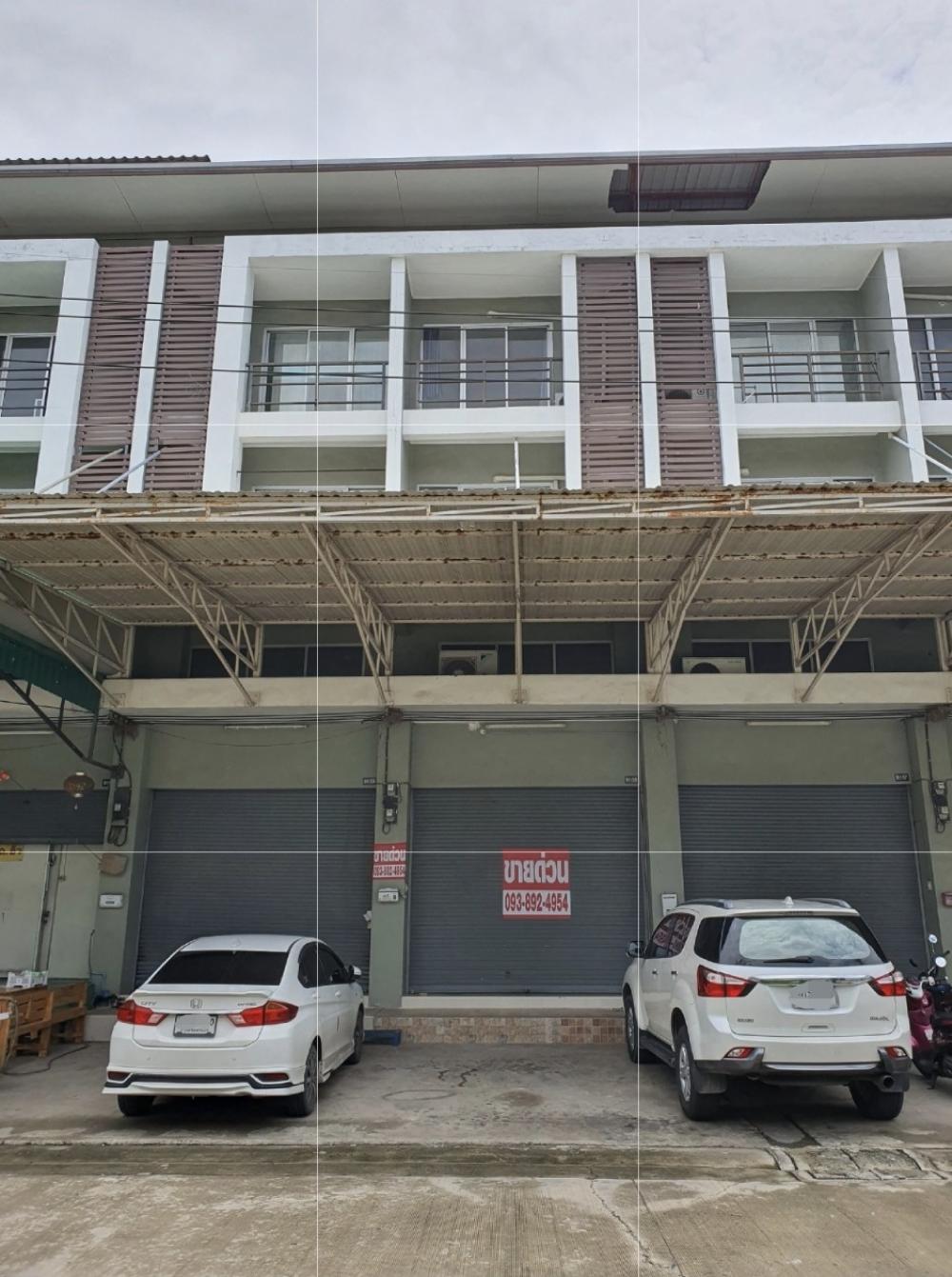 For SaleShop HousePathum Thani,Rangsit, Thammasat : Commercial building for sale, 3 and a half floors, 20 square wah, The Iyara Talat Thai, Phaholyothin Road, Khlong Luang, Pathum Thani, near Wat Dhammakaya.