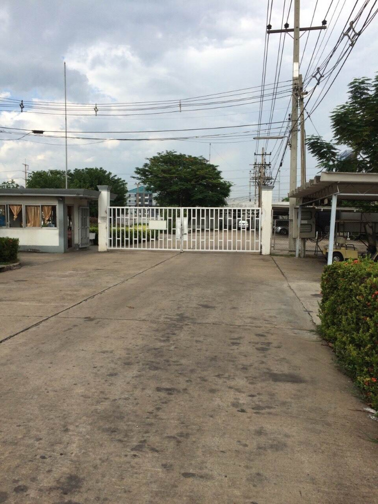 For SaleFactoryPathum Thani,Rangsit, Thammasat : There is an old textile factory closed down in Navanakorn, next to the main road 110 : 3: 35 rai, behind the factory, next to the Nava Nakorn Industrial Estate. Opposite Thai market suitable for building a village for sale