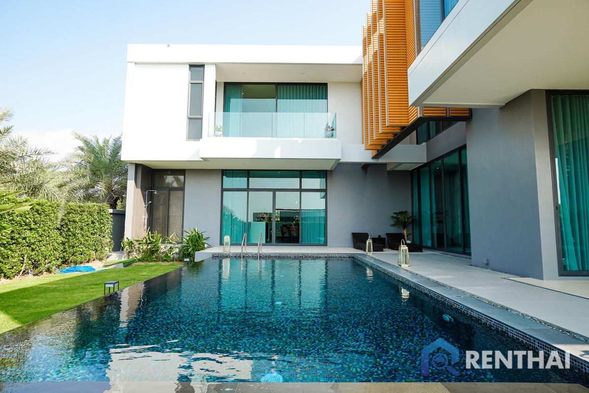 For SaleHousePattaya, Bangsaen, Chonburi : Luxury  house in a modern style on a hillside of Pattaya