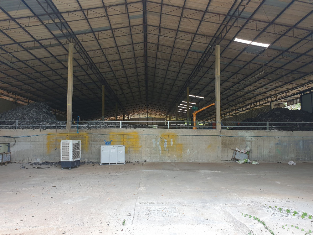 For SaleFactorySriracha Laem Chabang Ban Bueng : Sell / rent a factory, Nong Kham Subdistrict, Si Racha, size 5 rai 1 ngan, area under the building 1800 sq m., 27 km. from the boat pier, convenient access by container van. ready office 4 executive rooms