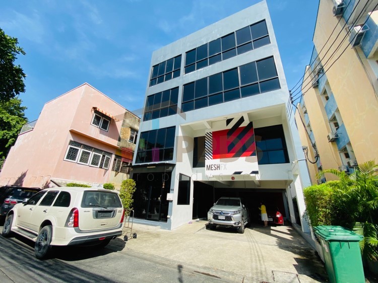 For SaleOfficeRatchadapisek, Huaikwang, Suttisan : Office Building for sale at Ratchadapisek Road near MRT