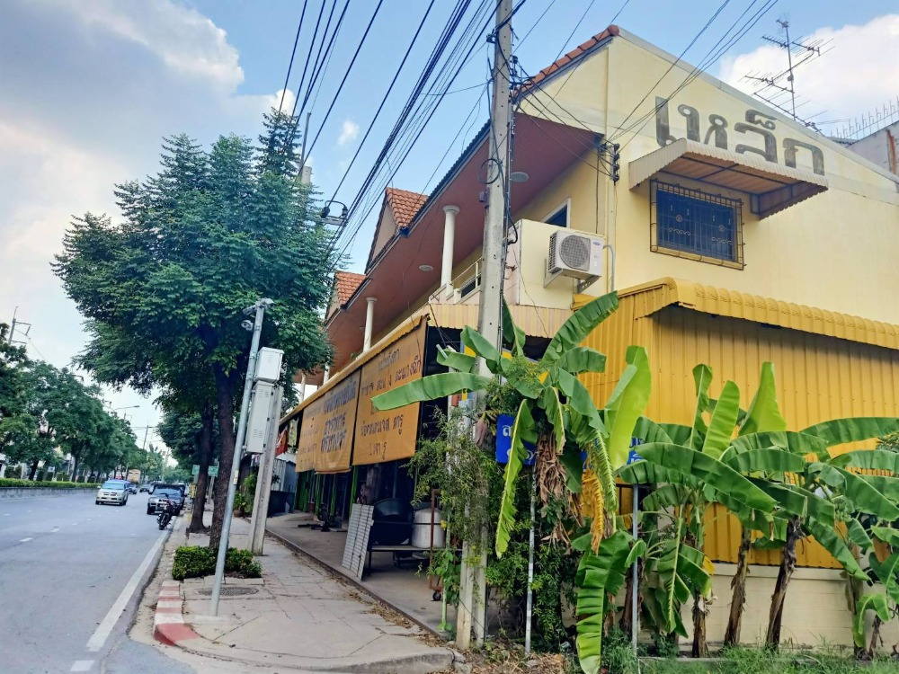 For RentShophouseMin Buri, Romklao : Commercial building, 8 booths, 2 floors with steel warehouses, next to Nimitmai Road, Minburi, area of 1 rai 78 wa.