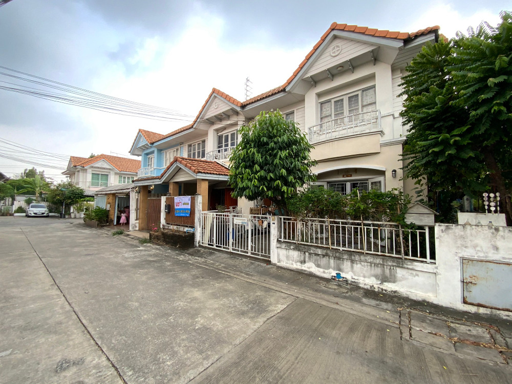 For SaleTownhouseChaengwatana, Muangthong : For rent / sale Baan Piam Suk, near the main road, Vibhavadi Rangsit Road. Ngamwongwan Road near The Mall Ngamwongwan Piam Suk Village, 2-storey townhouse, Soi Ngamwongwan 23 Intersection 16 (Wat Bua Khwan), Ngamwongwan Road, Bang Krasor Subdistrict, Muea